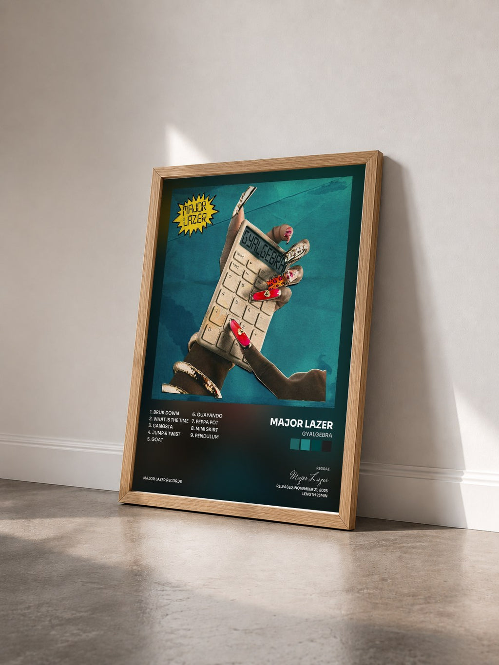 #bois Tableau de l'album GYALGEBRA de Major Lazer vu de trois quarts, cadre en bois brut
