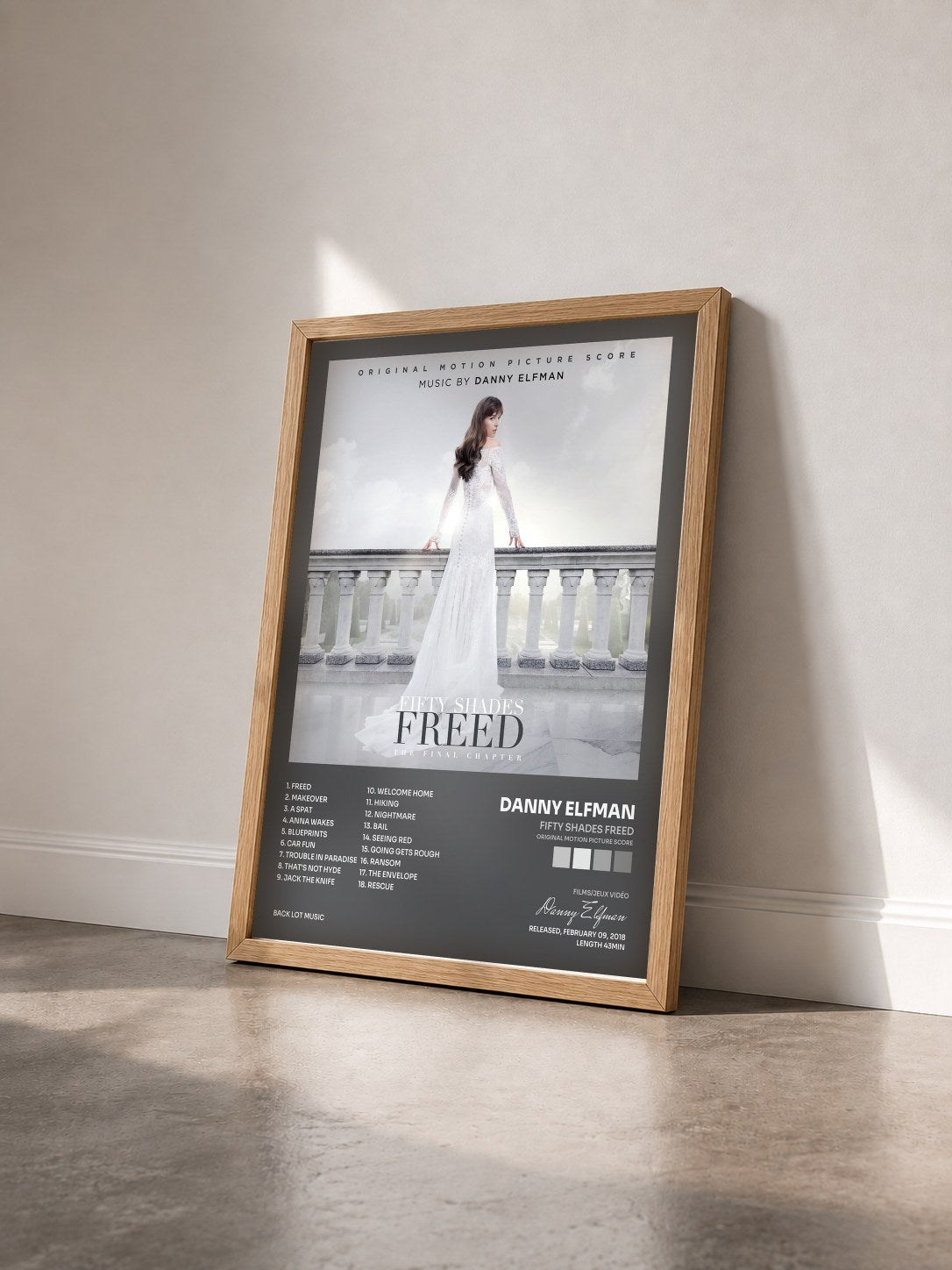 #bois Tableau de l'album Fifty Shades Freed (Original Motion Picture Score) de Danny Elfman vu de trois quarts, cadre en bois brut