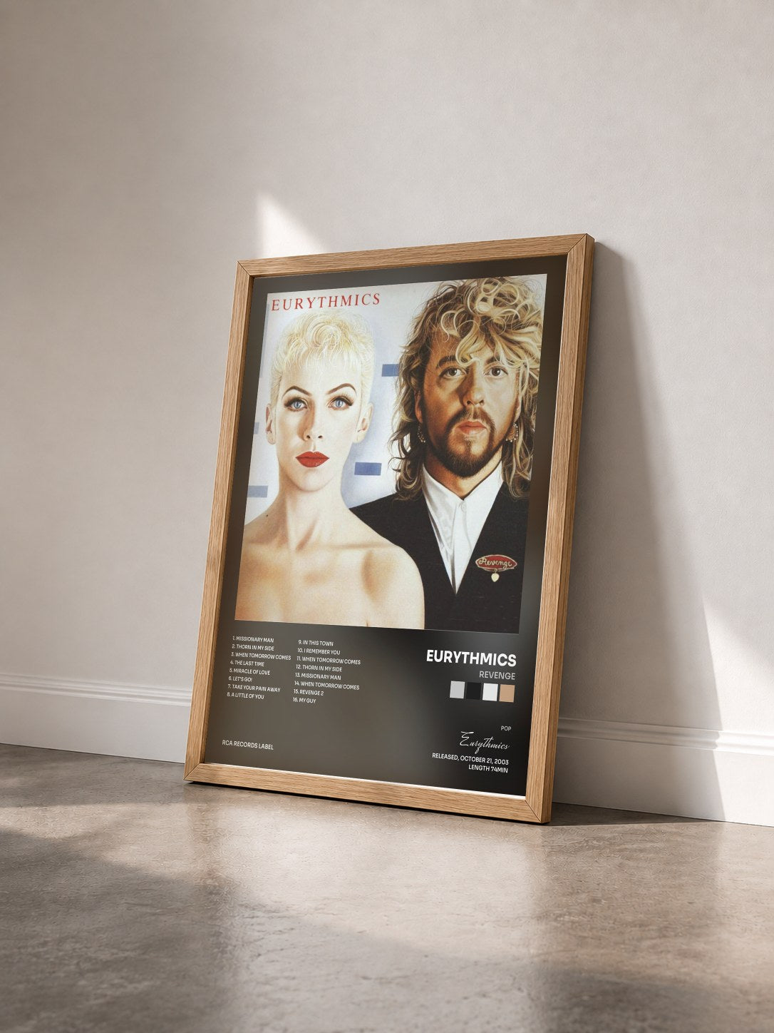 #bois Tableau de l'album Revenge de Eurythmics vu de trois quarts, cadre en bois brut