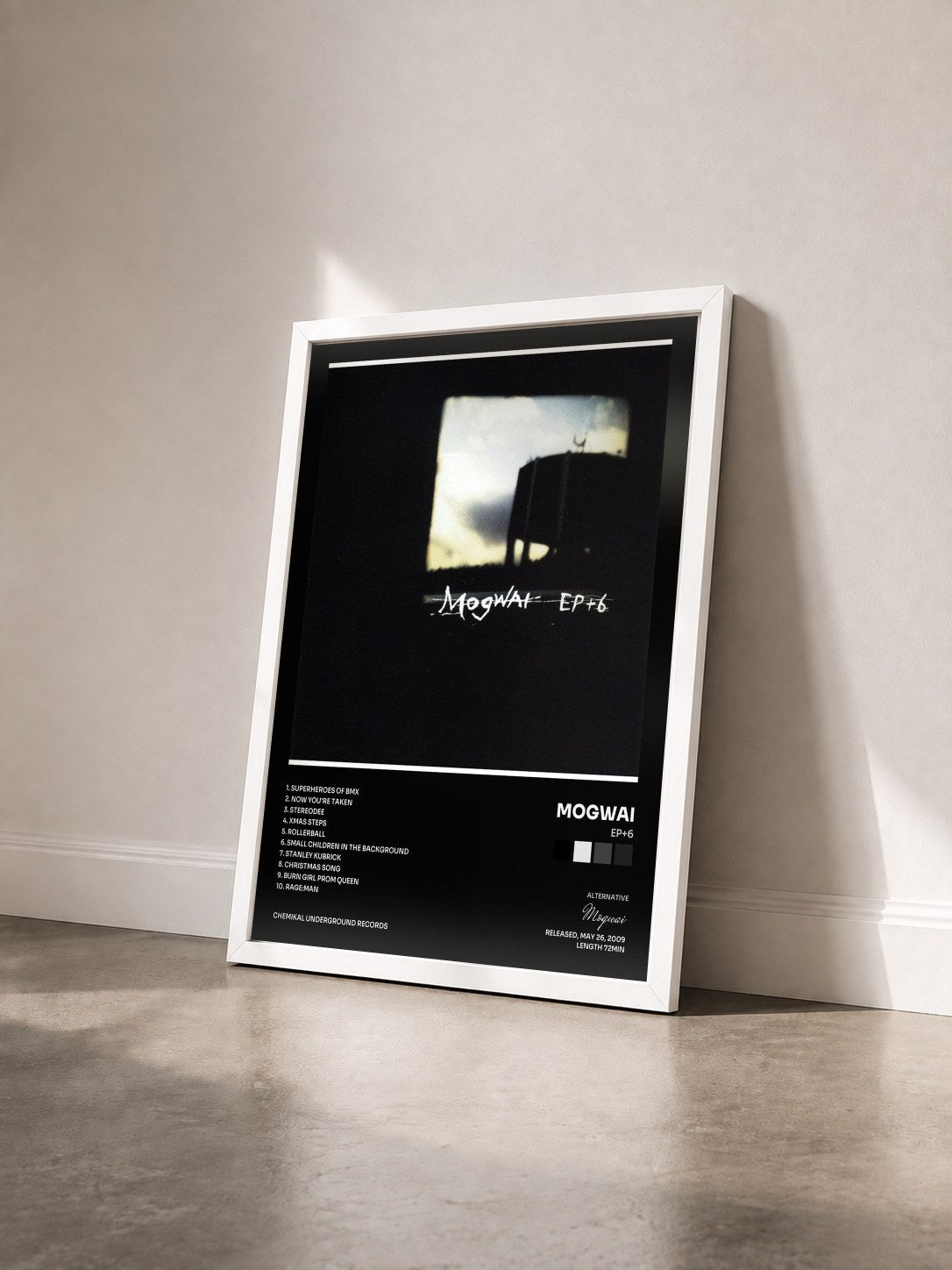 #blanc Tableau de l'album EP+6 de Mogwai vu de trois quarts, cadre blanc