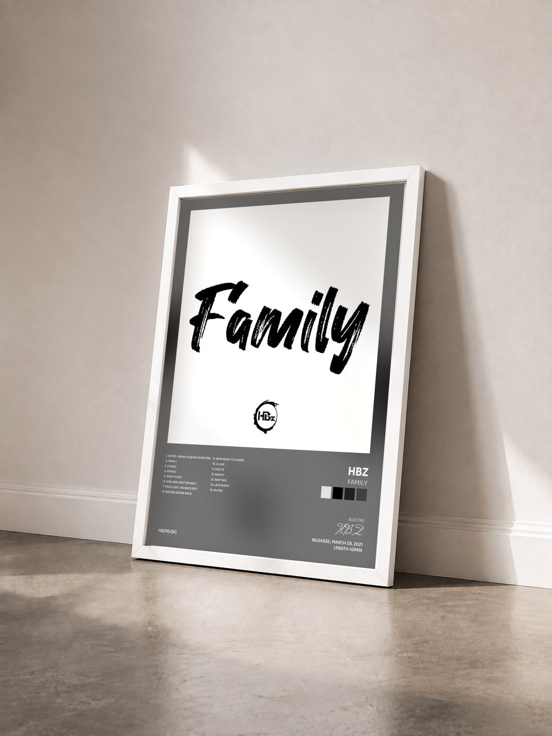#blanc Tableau de l'album Family de HBZ vu de trois quarts, cadre blanc