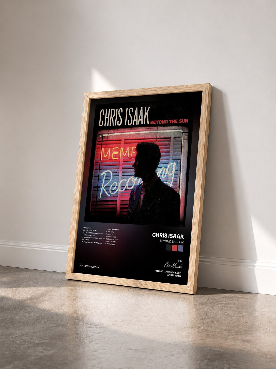 #bois Tableau de l'album Beyond The Sun de Chris Isaak vu de trois quarts, cadre en bois brut