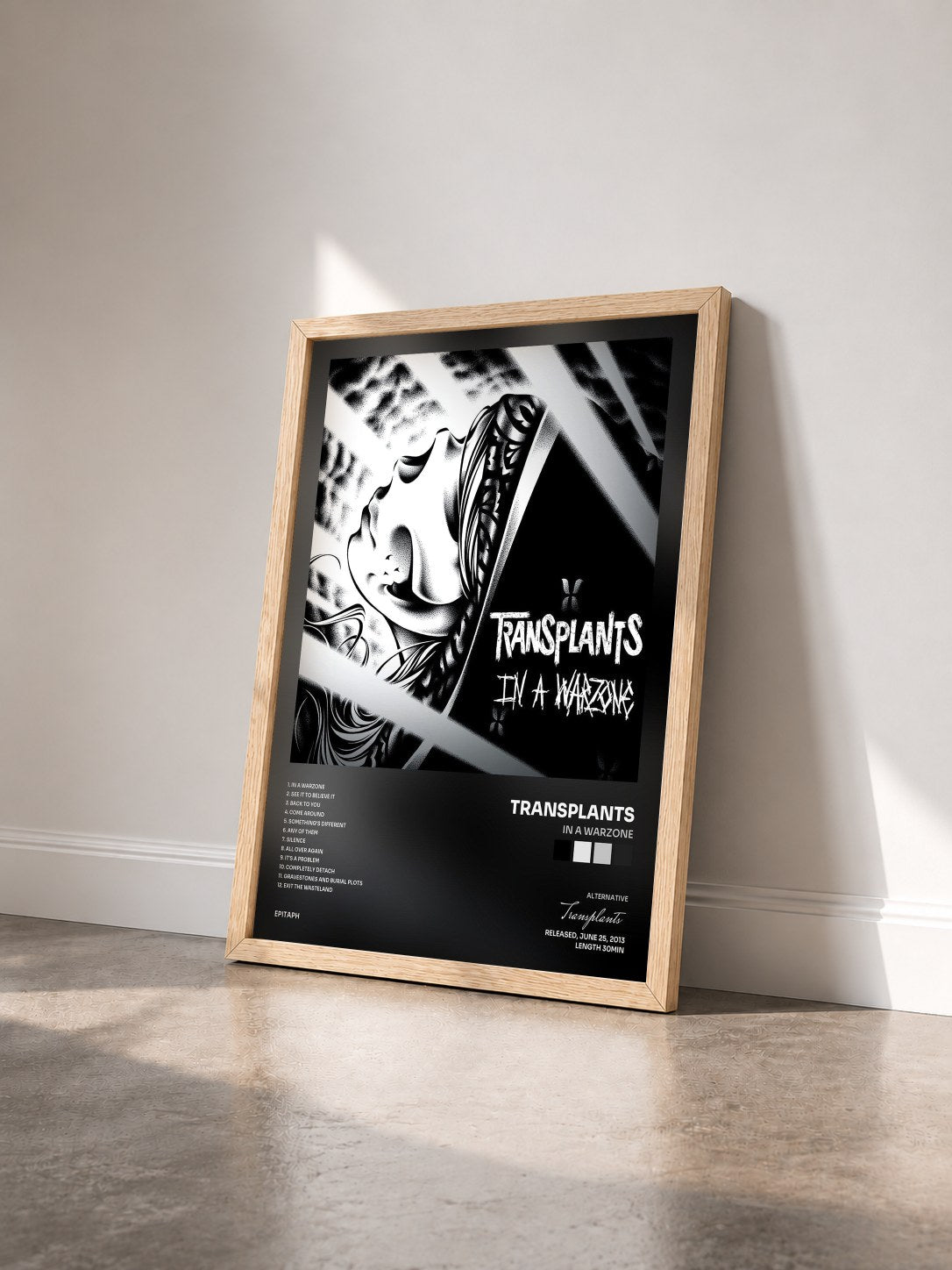 #bois Tableau de l'album In A Warzone de Transplants vu de trois quarts, cadre en bois brut