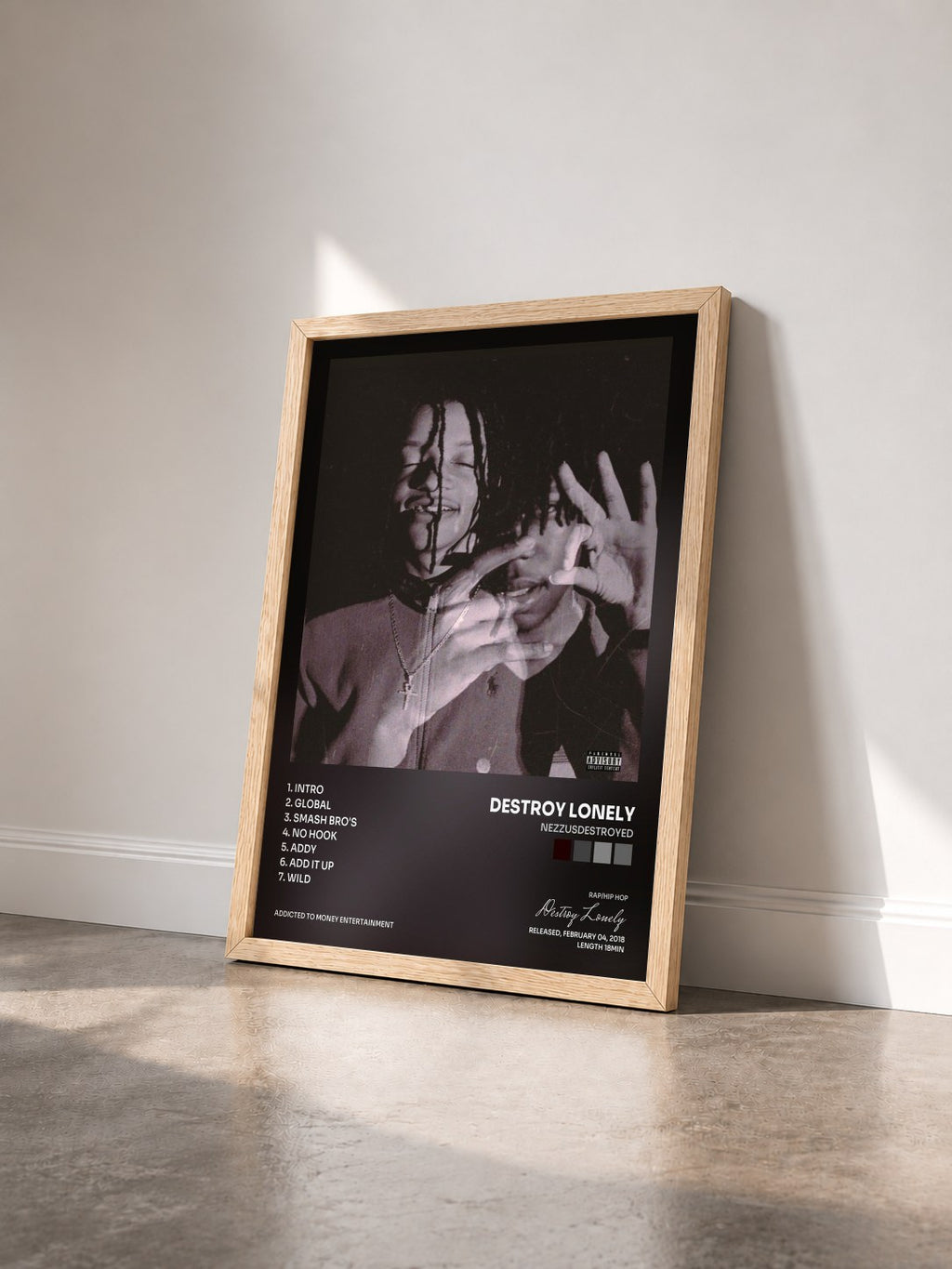 #bois Tableau de l'album NezzusDestroyed de Destroy Lonely vu de trois quarts, cadre en bois brut