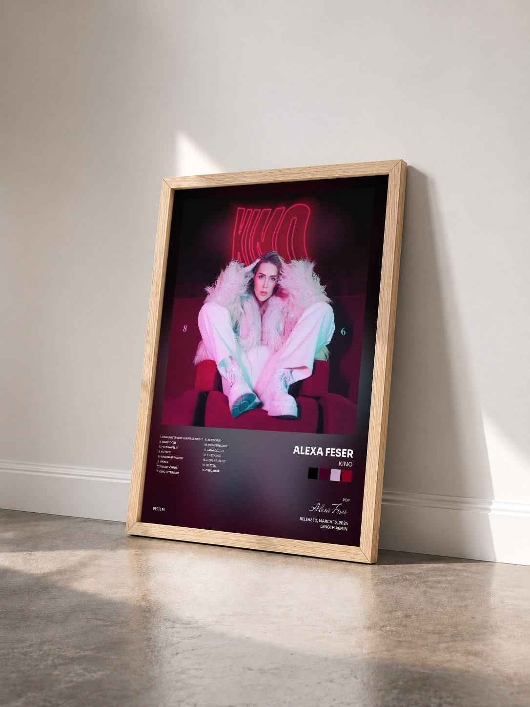 #bois Tableau de l'album KINO de Alexa Feser vu de trois quarts, cadre en bois brut