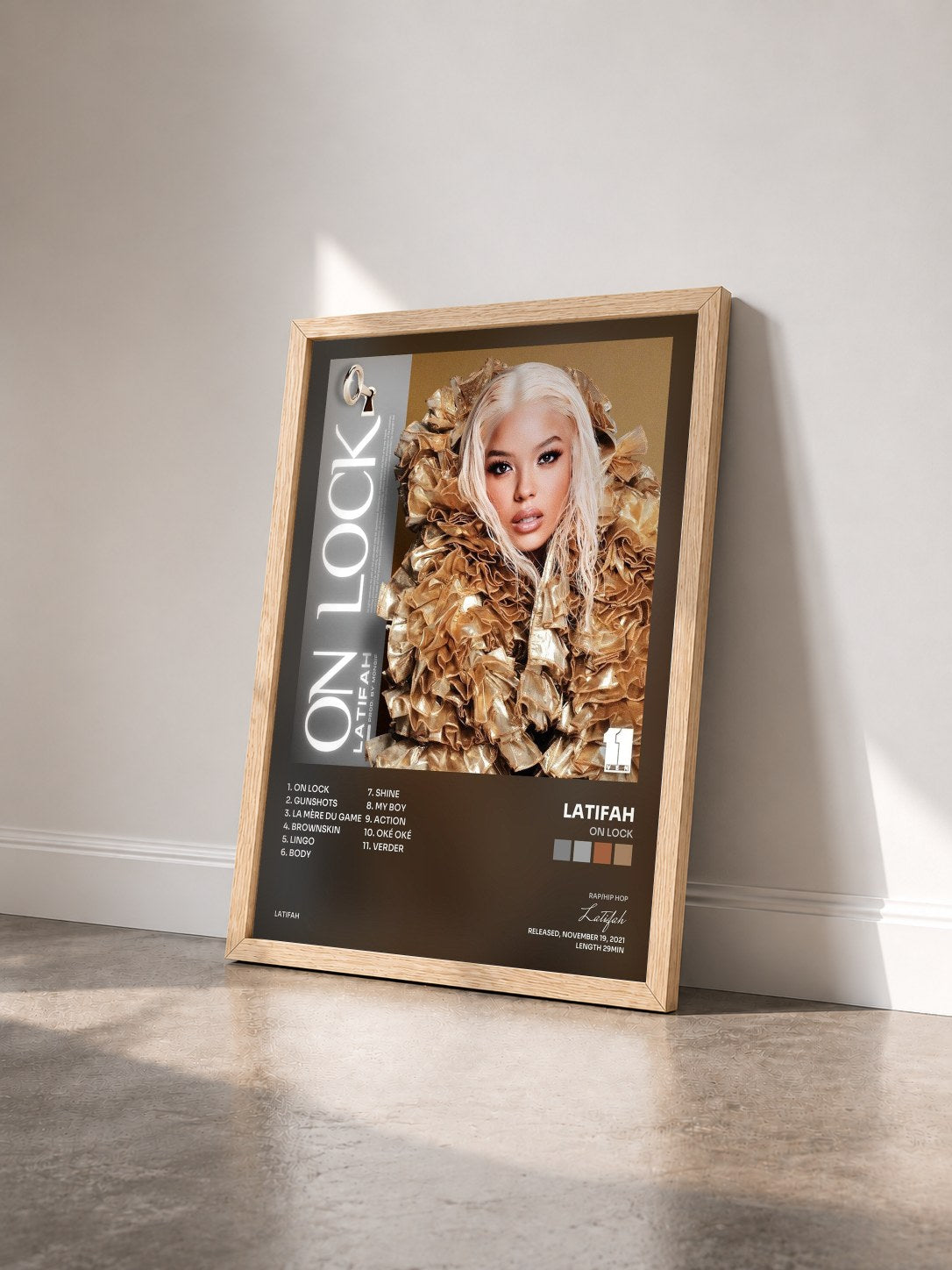 #bois Tableau de l'album ON LOCK de Latifah vu de trois quarts, cadre en bois brut