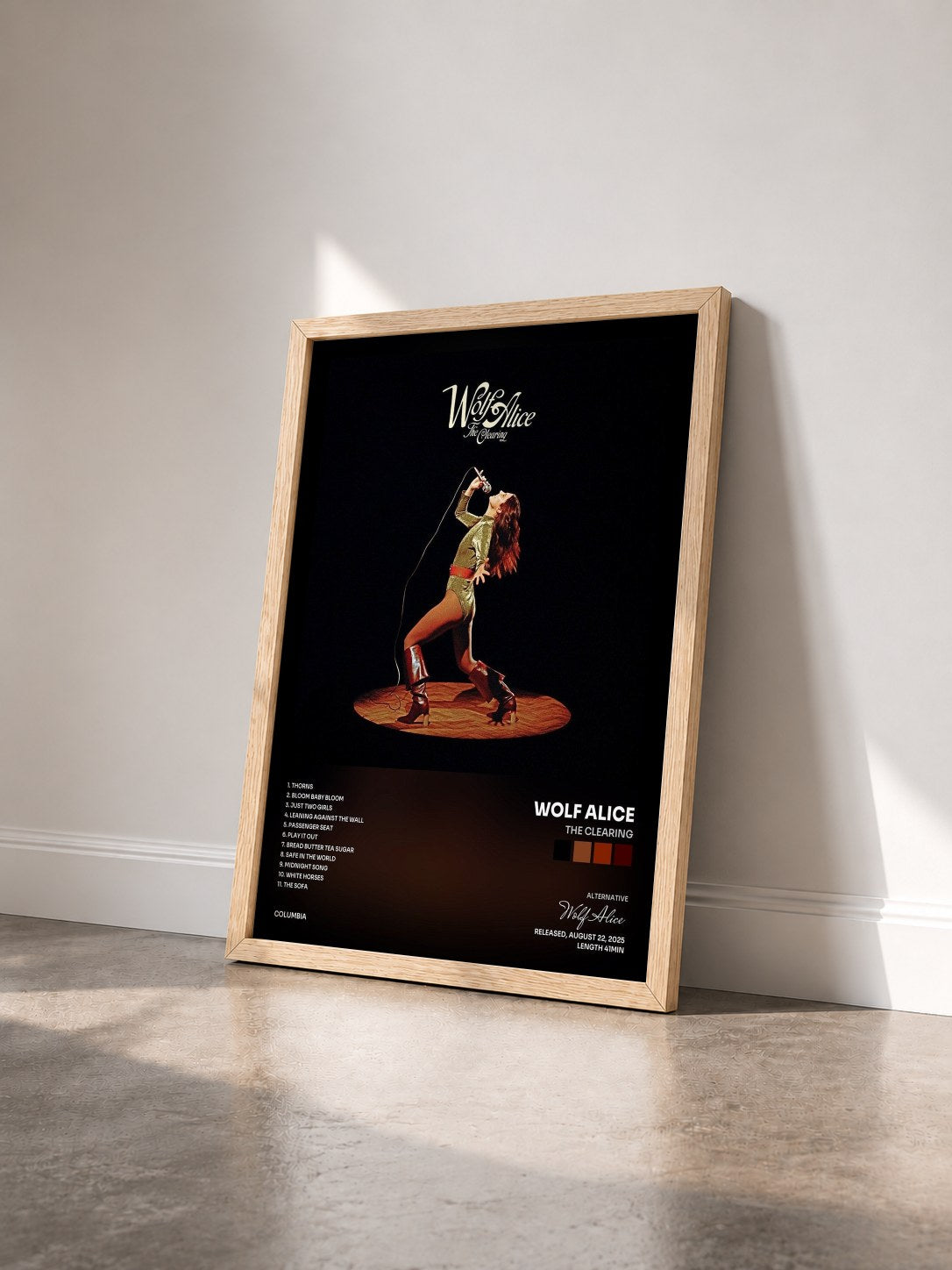 #bois Tableau de l'album The Clearing de Wolf Alice vu de trois quarts, cadre en bois brut