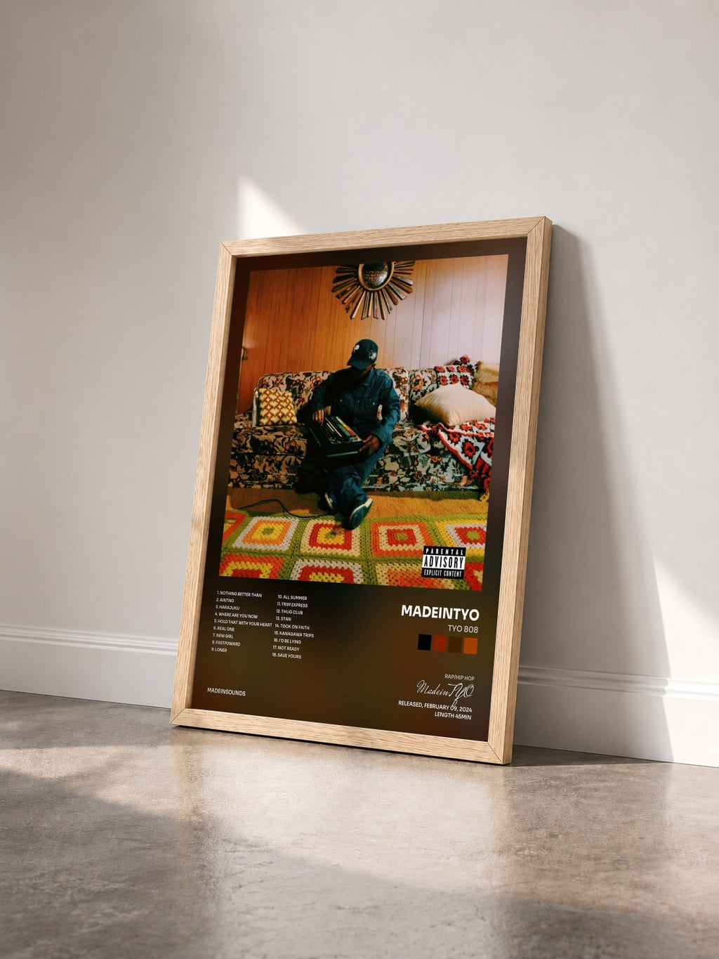#bois Tableau de l'album TYO 808 de MadeinTYO vu de trois quarts, cadre en bois brut