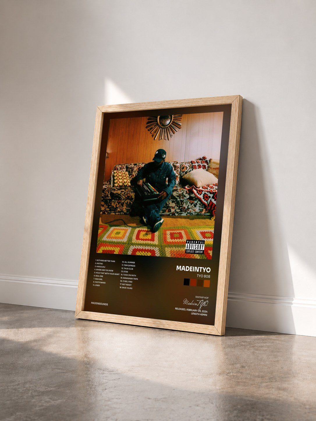 #bois Tableau de l'album TYO 808 de MadeinTYO vu de trois quarts, cadre en bois brut