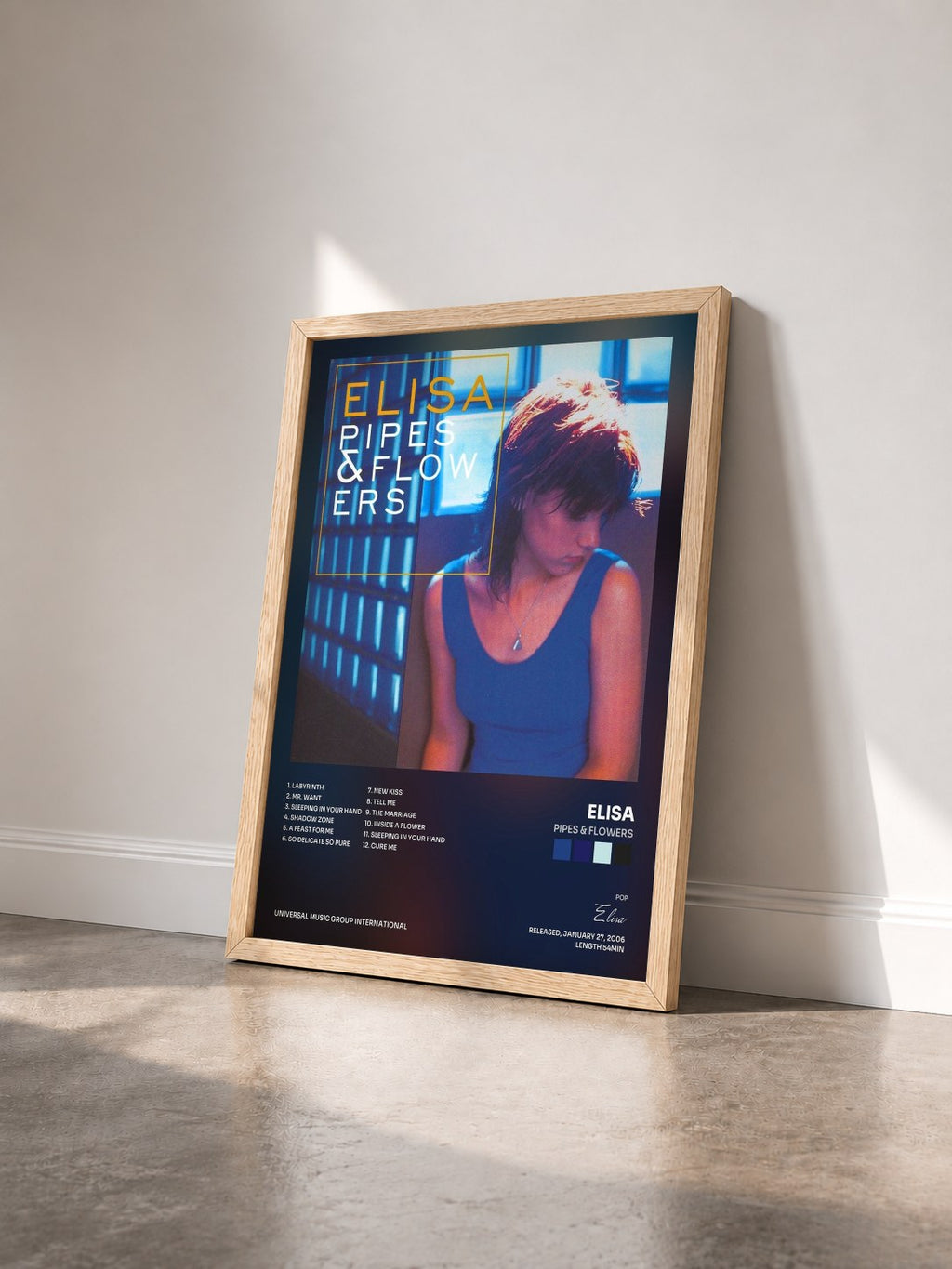 #bois Tableau de l'album Pipes & Flowers de Elisa vu de trois quarts, cadre en bois brut