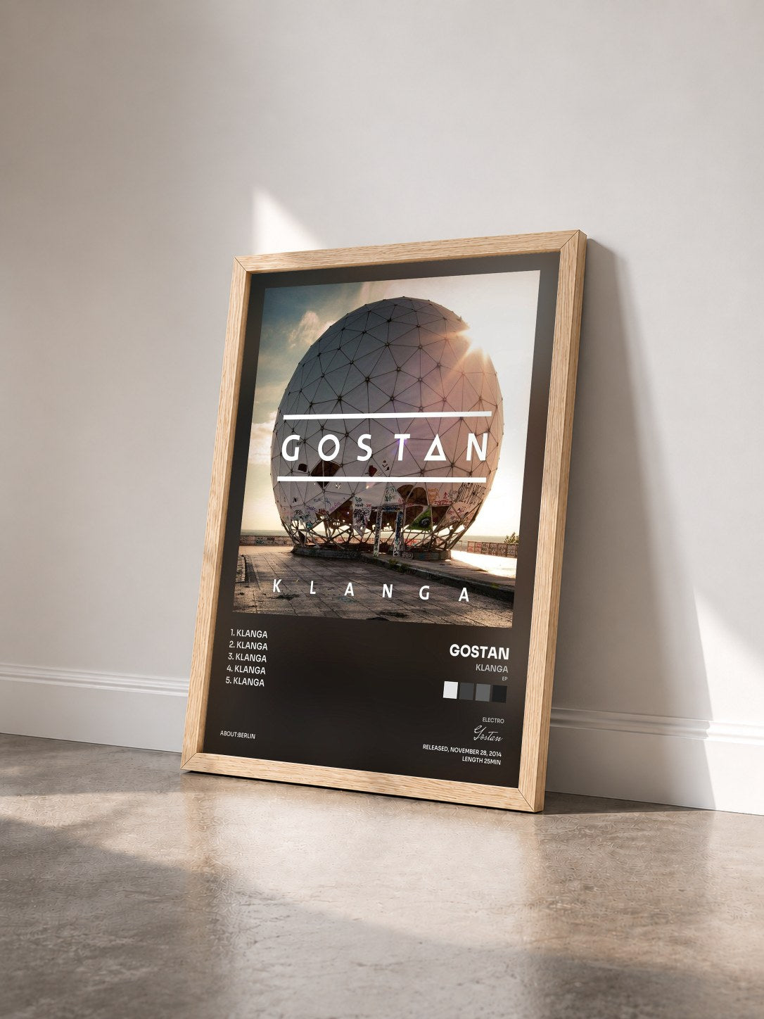 #bois Tableau de l'album Klanga (EP) de Gostan vu de trois quarts, cadre en bois brut