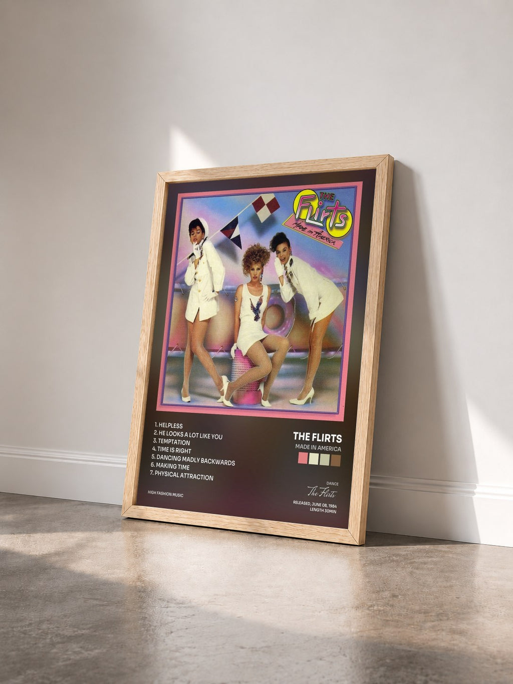 #bois Tableau de l'album Made In America de The Flirts vu de trois quarts, cadre en bois brut