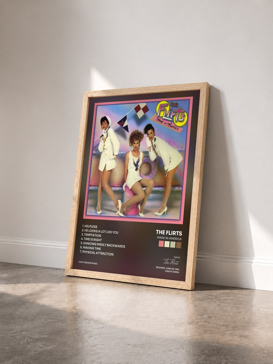 #bois Tableau de l'album Made In America de The Flirts vu de trois quarts, cadre en bois brut