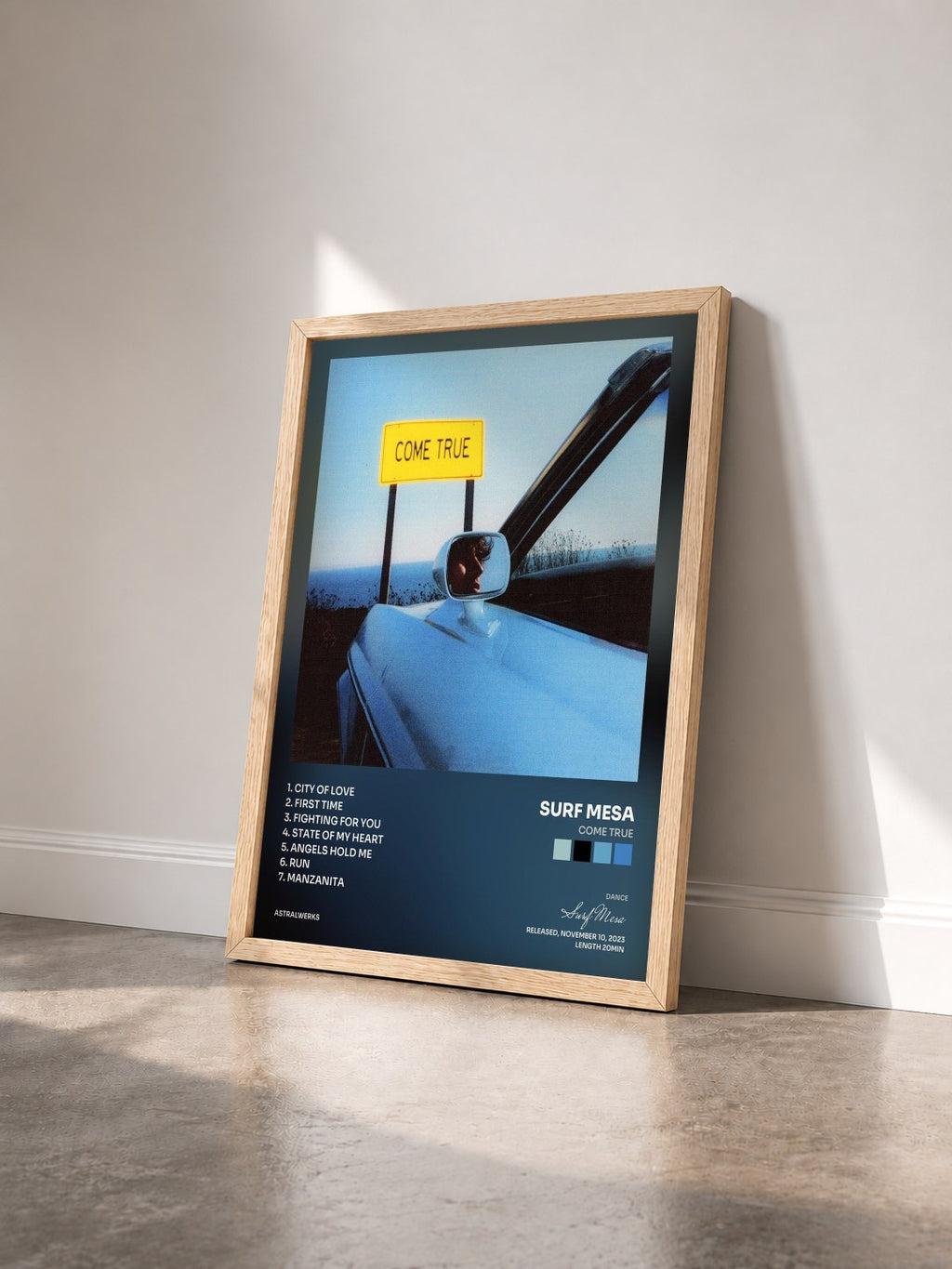 #bois Tableau de l'album Come True de Surf Mesa vu de trois quarts, cadre en bois brut