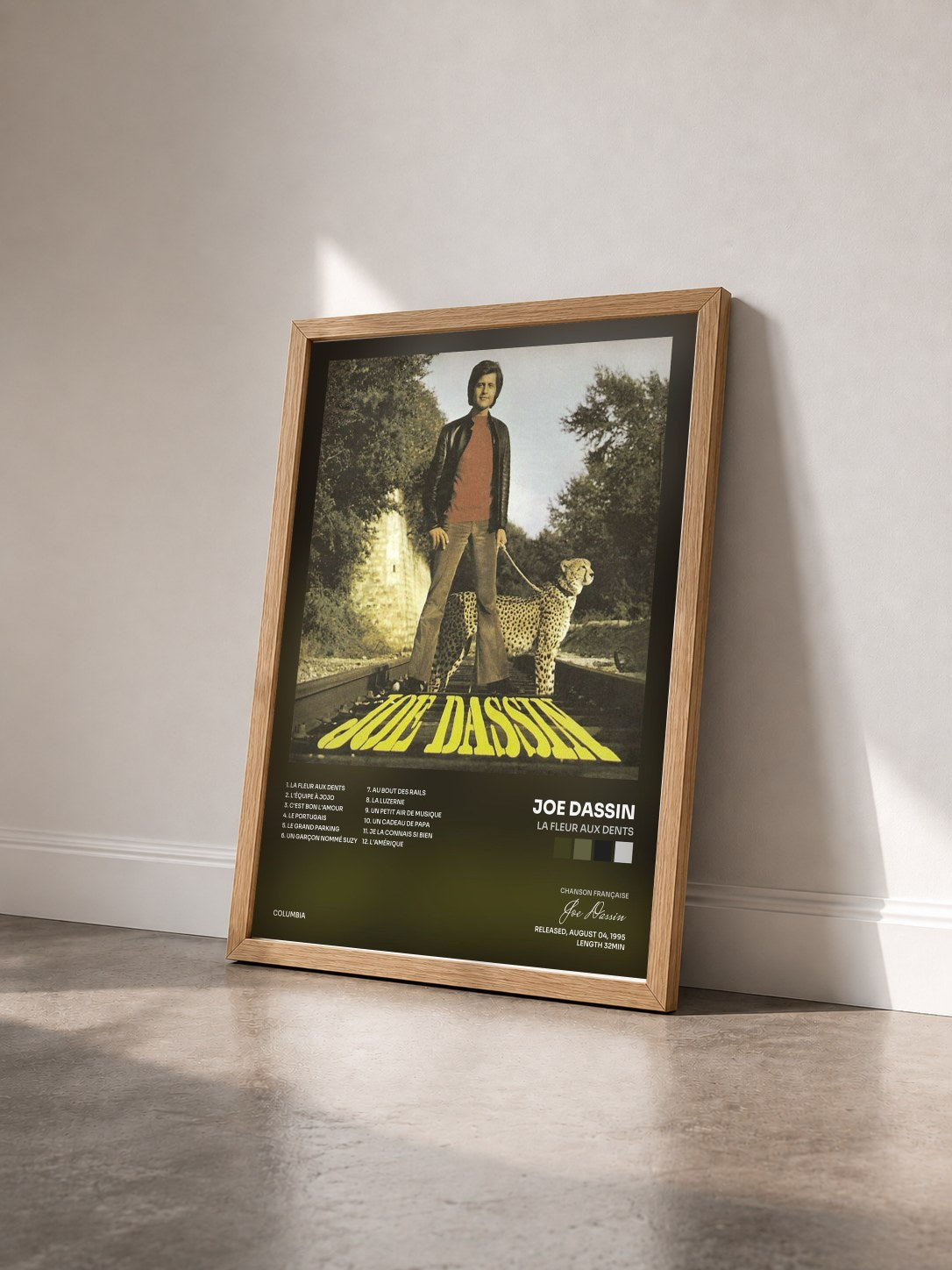 #bois Tableau de l'album La Fleur Aux Dents de Joe Dassin vu de trois quarts, cadre en bois brut