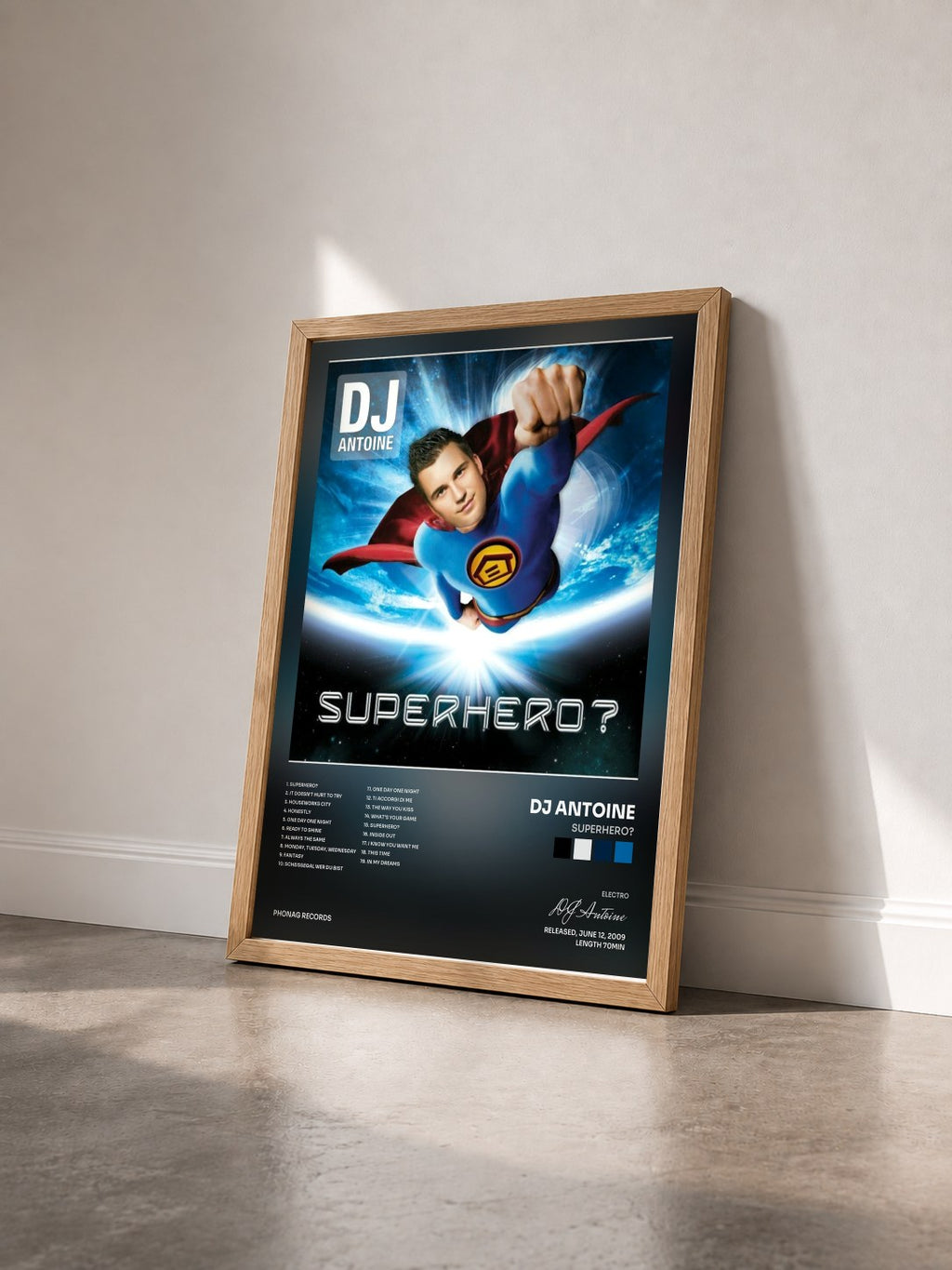 #bois Tableau de l'album Superhero? de DJ Antoine vu de trois quarts, cadre en bois brut