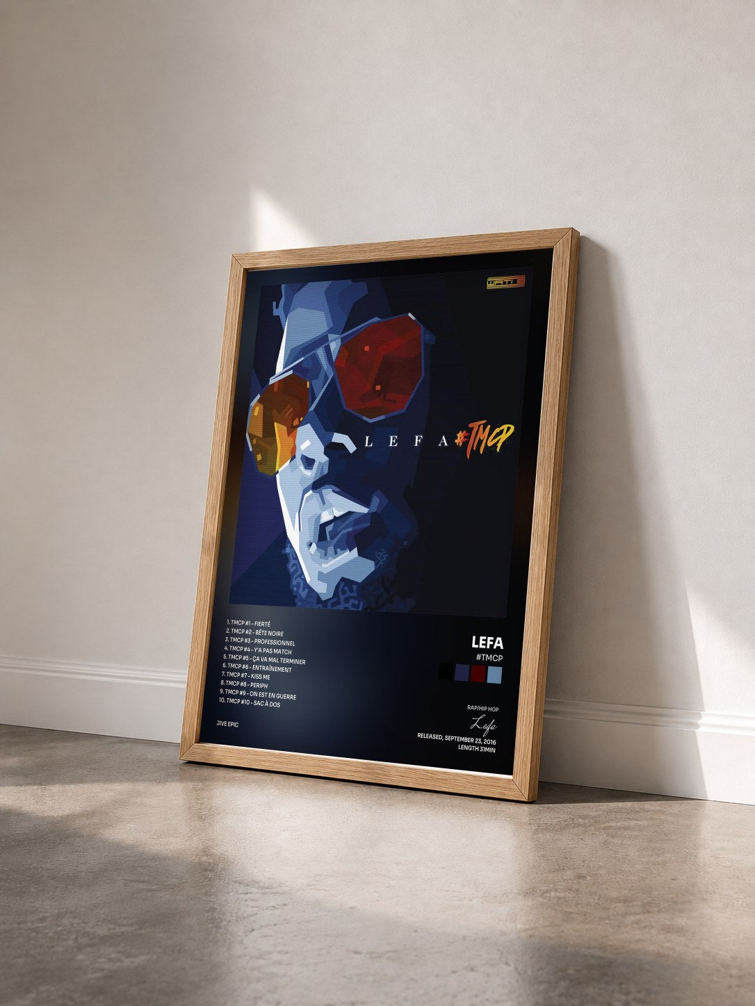 #bois Tableau de l'album #TMCP de Lefa vu de trois quarts, cadre en bois brut