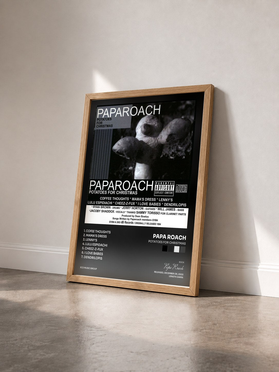 #bois Tableau de l'album Potatoes For Christmas de Papa Roach vu de trois quarts, cadre en bois brut
