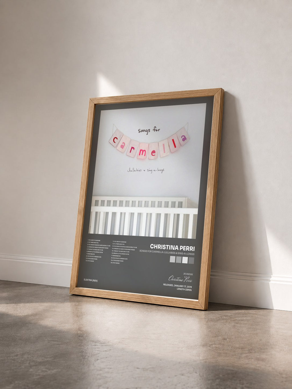 #bois Tableau de l'album songs for carmella: lullabies & sing-a-longs de Christina Perri vu de trois quarts, cadre en bois brut