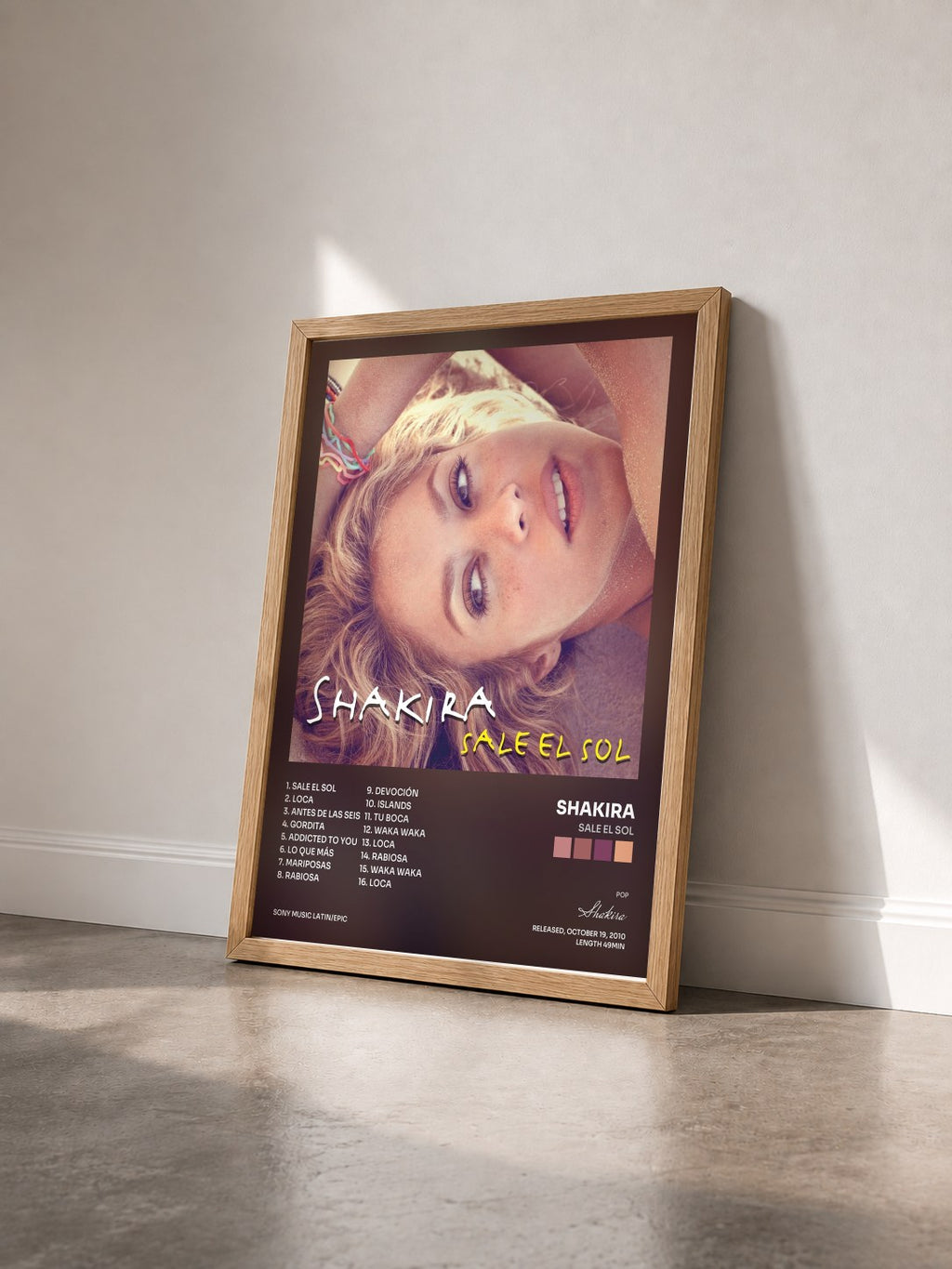 #bois Tableau de l'album Sale el Sol de Shakira vu de trois quarts, cadre en bois brut