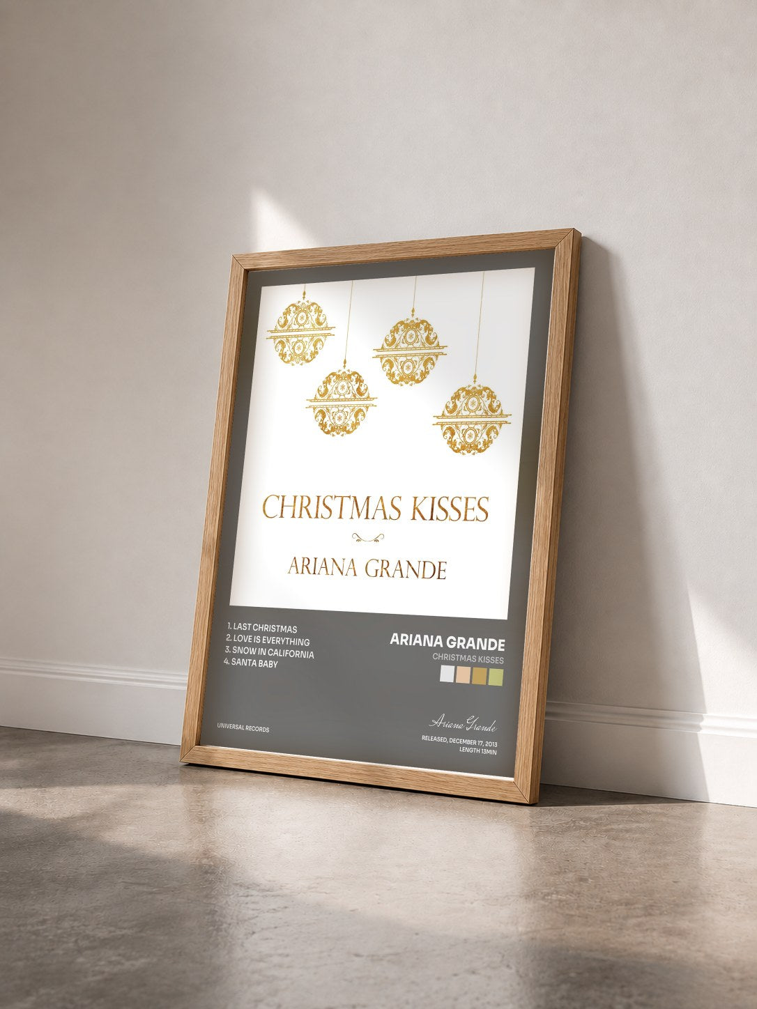 #bois Tableau de l'album Christmas Kisses de Ariana Grande vu de trois quarts, cadre en bois brut