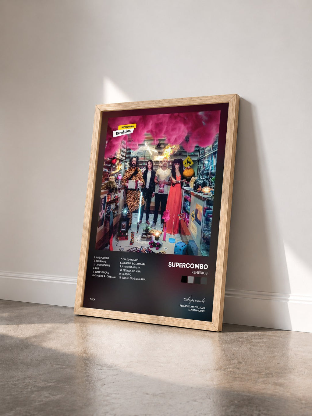 #bois Tableau de l'album Remédios de Supercombo vu de trois quarts, cadre en bois brut