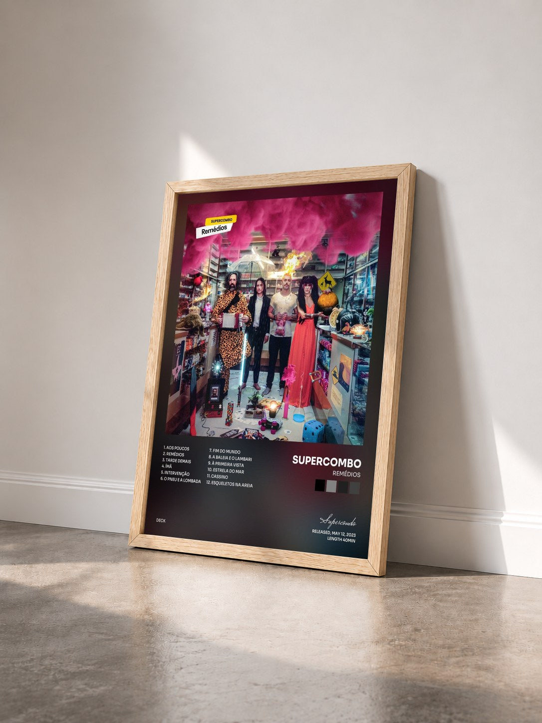 #bois Tableau de l'album Remédios de Supercombo vu de trois quarts, cadre en bois brut