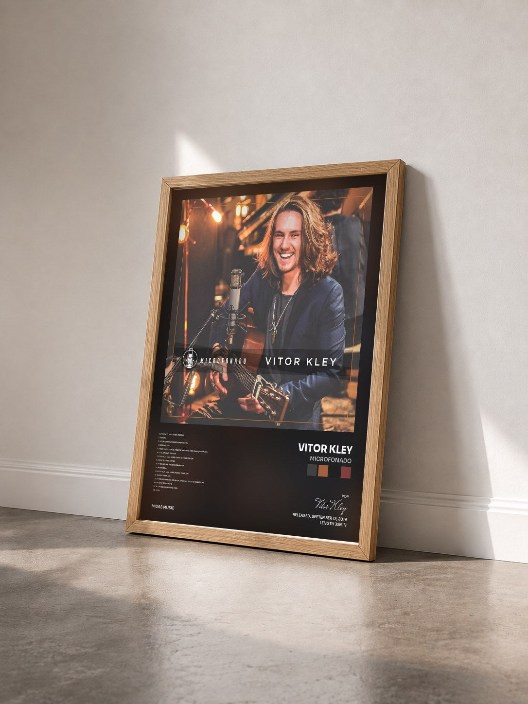 #bois Tableau de l'album Microfonado de Vitor Kley vu de trois quarts, cadre en bois brut