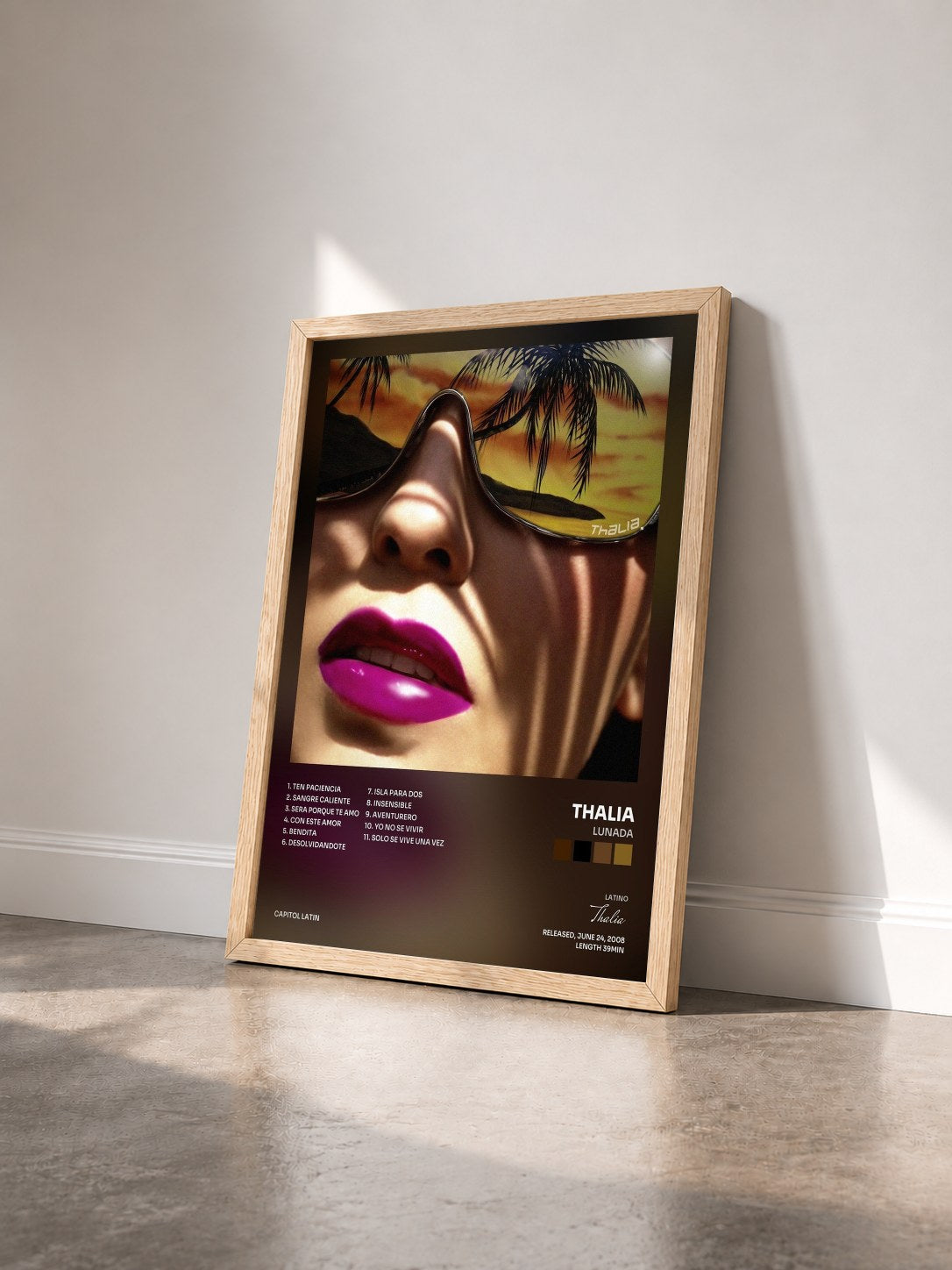 #bois Tableau de l'album Lunada de Thalia vu de trois quarts, cadre en bois brut