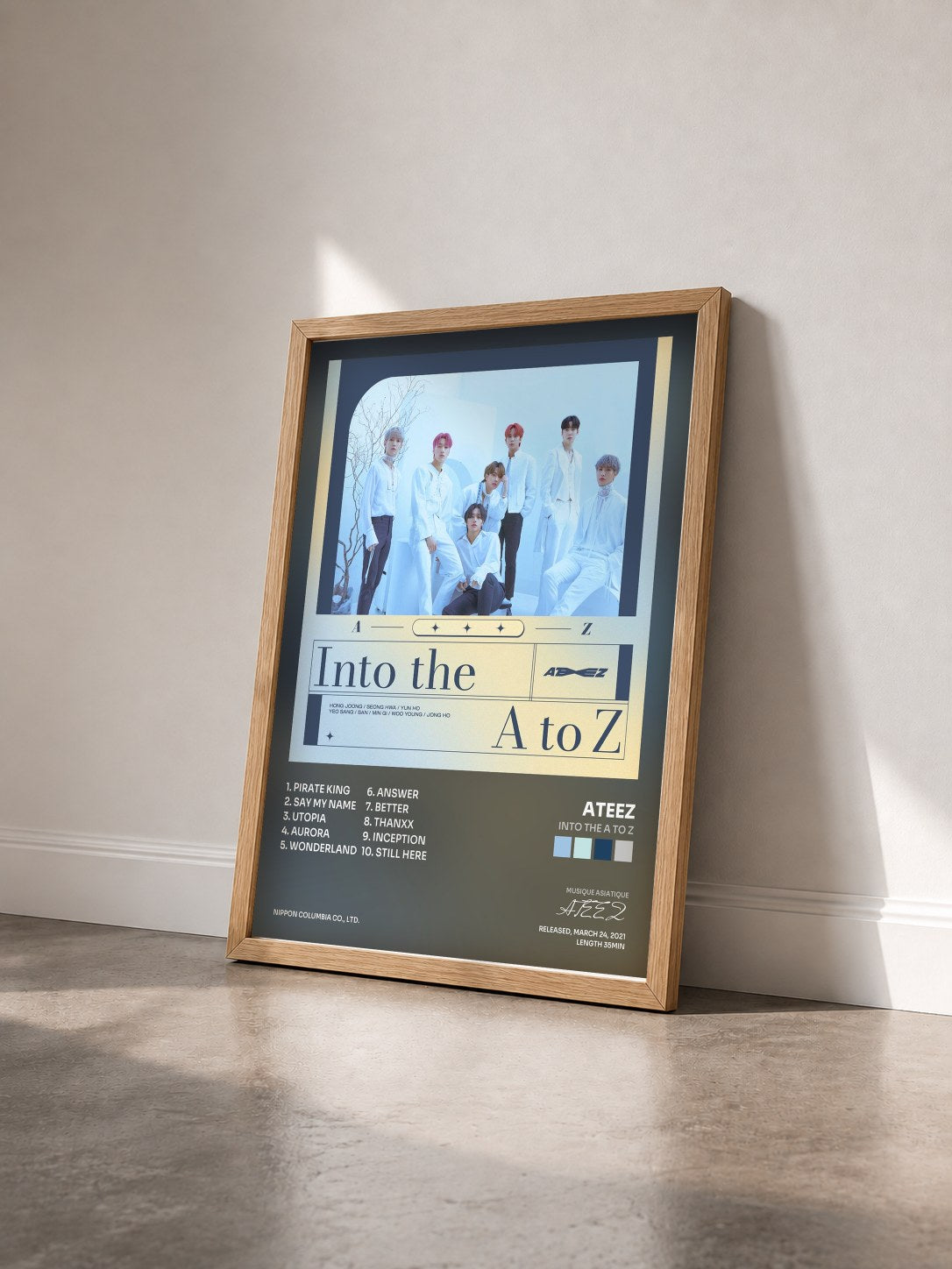 #bois Tableau de l'album Into the A to Z de ATEEZ vu de trois quarts, cadre en bois brut