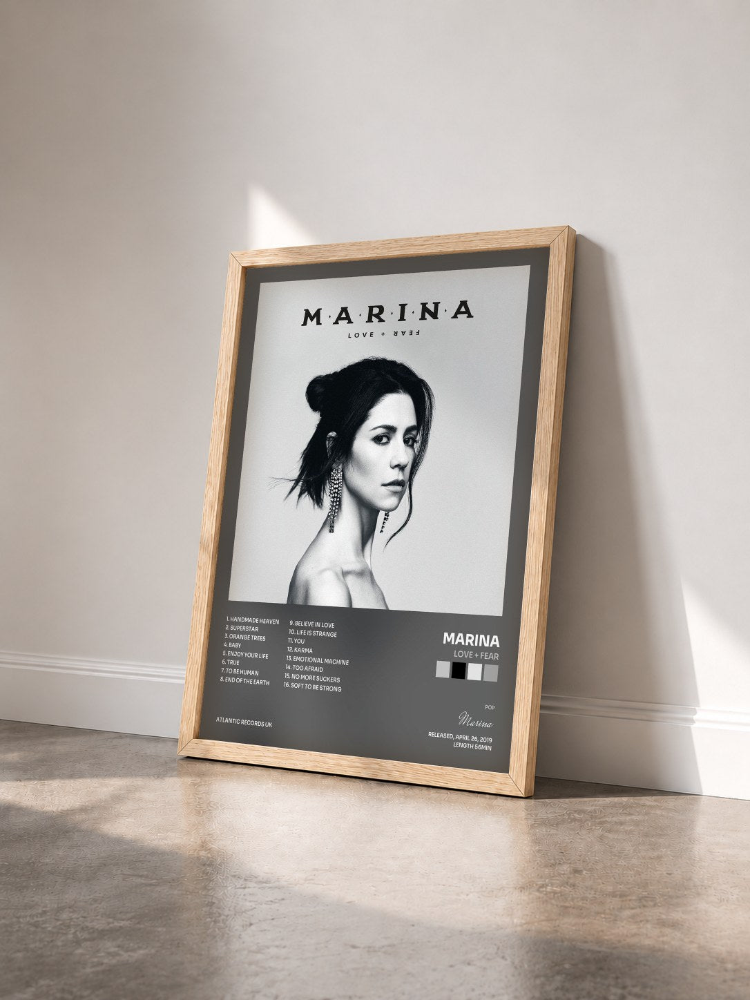 #bois Tableau de l'album Love + Fear de Marina vu de trois quarts, cadre en bois brut