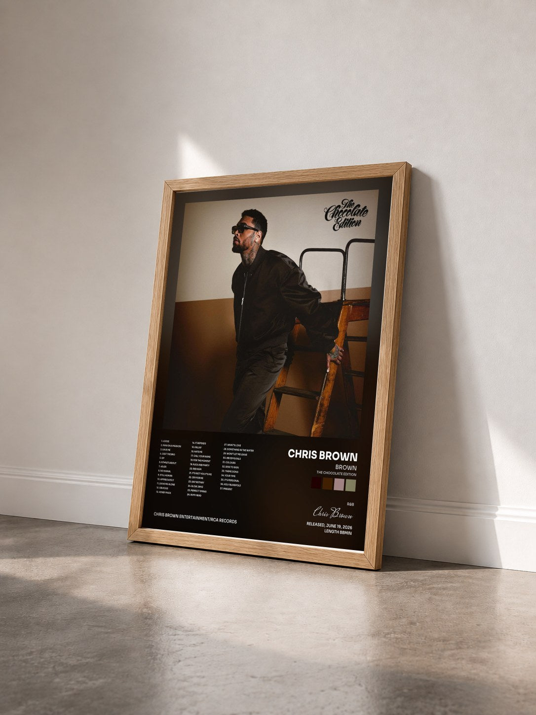 #bois Tableau de l'album BROWN (The Chocolate Edition) de Chris Brown vu de trois quarts, cadre en bois brut