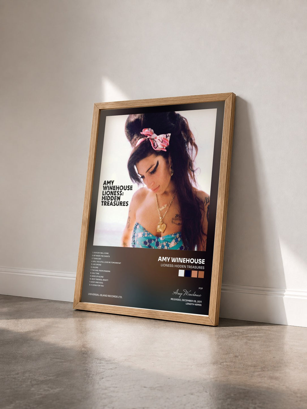 #bois Tableau de l'album Lioness: Hidden Treasures de Amy Winehouse vu de trois quarts, cadre en bois brut