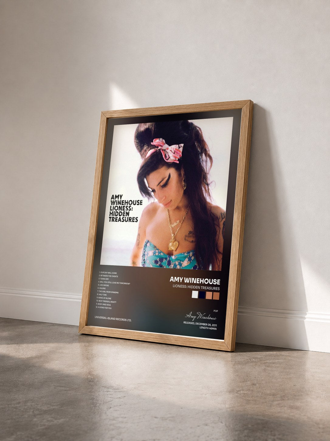 #bois Tableau de l'album Lioness: Hidden Treasures de Amy Winehouse vu de trois quarts, cadre en bois brut
