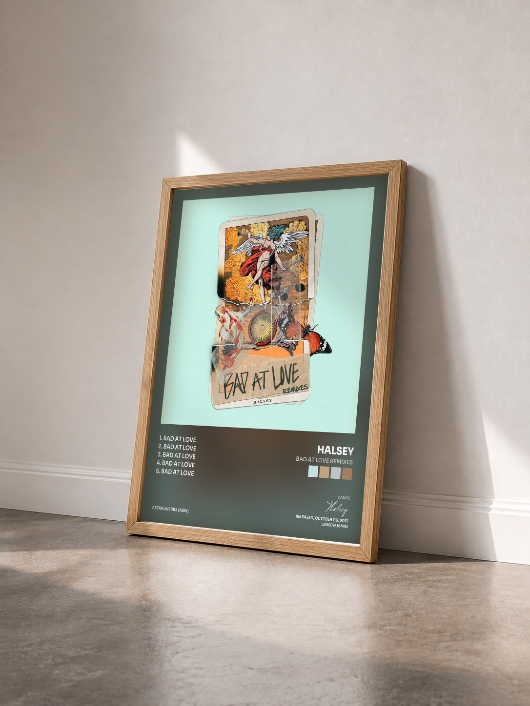 #bois Tableau de l'album Bad At Love Remixes de Halsey vu de trois quarts, cadre en bois brut