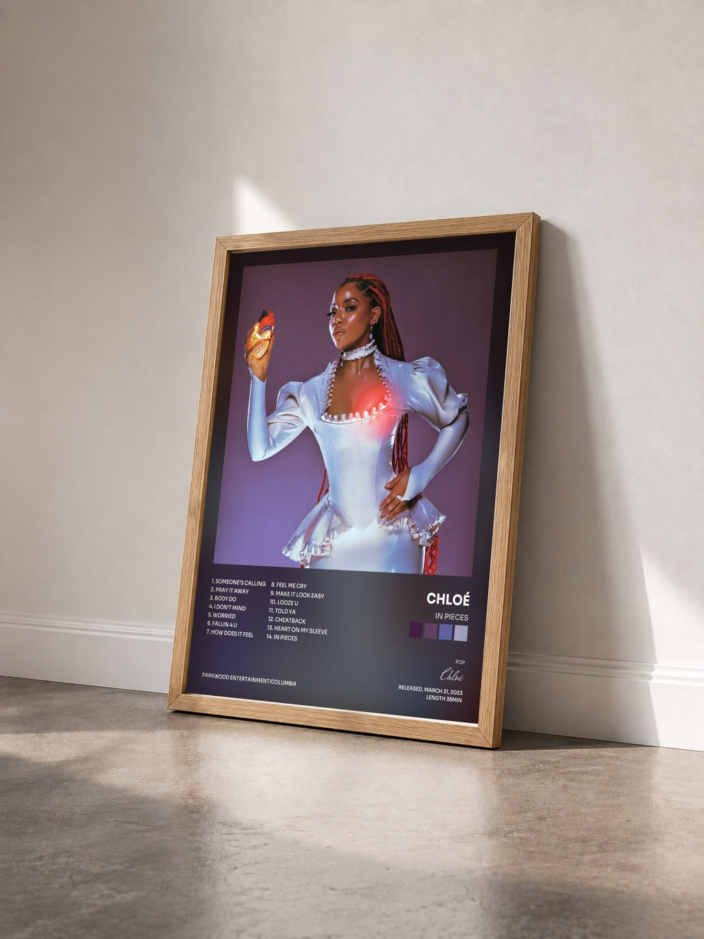 #bois Tableau de l'album In Pieces de Chloé vu de trois quarts, cadre en bois brut