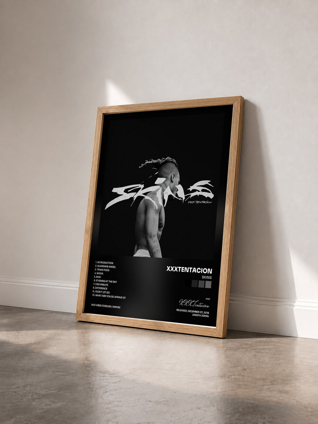 #bois Tableau de l'album SKINS de XXXTentacion vu de trois quarts, cadre en bois brut