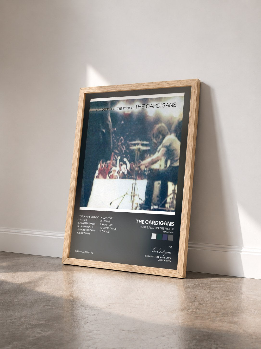#bois Tableau de l'album First Band On The Moon (Remastered) de The Cardigans vu de trois quarts, cadre en bois brut