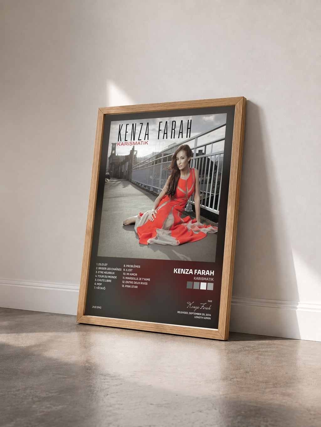 #bois Tableau de l'album Karismatik de Kenza Farah vu de trois quarts, cadre en bois brut