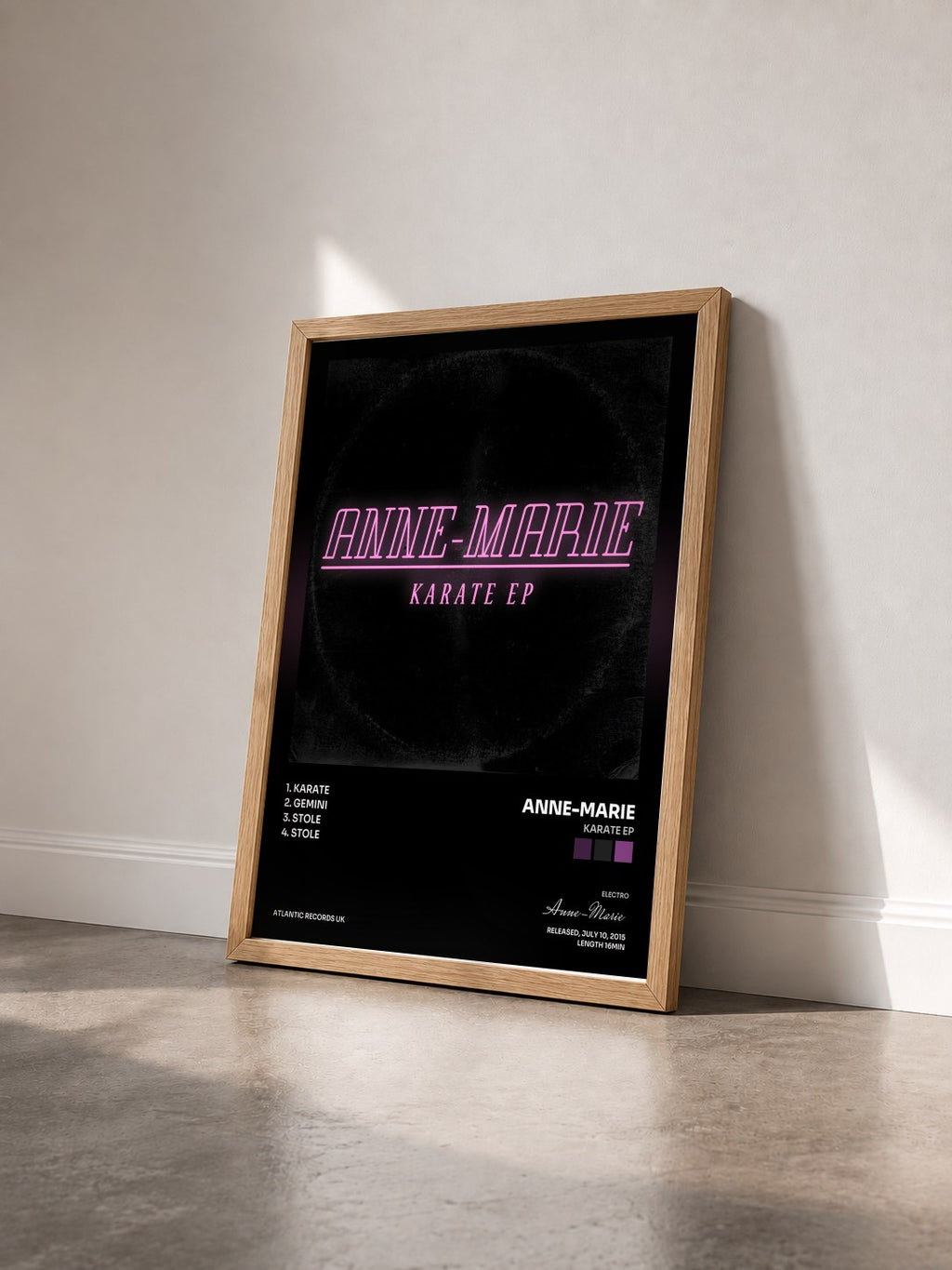 #bois Tableau de l'album Karate EP de Anne-Marie vu de trois quarts, cadre en bois brut