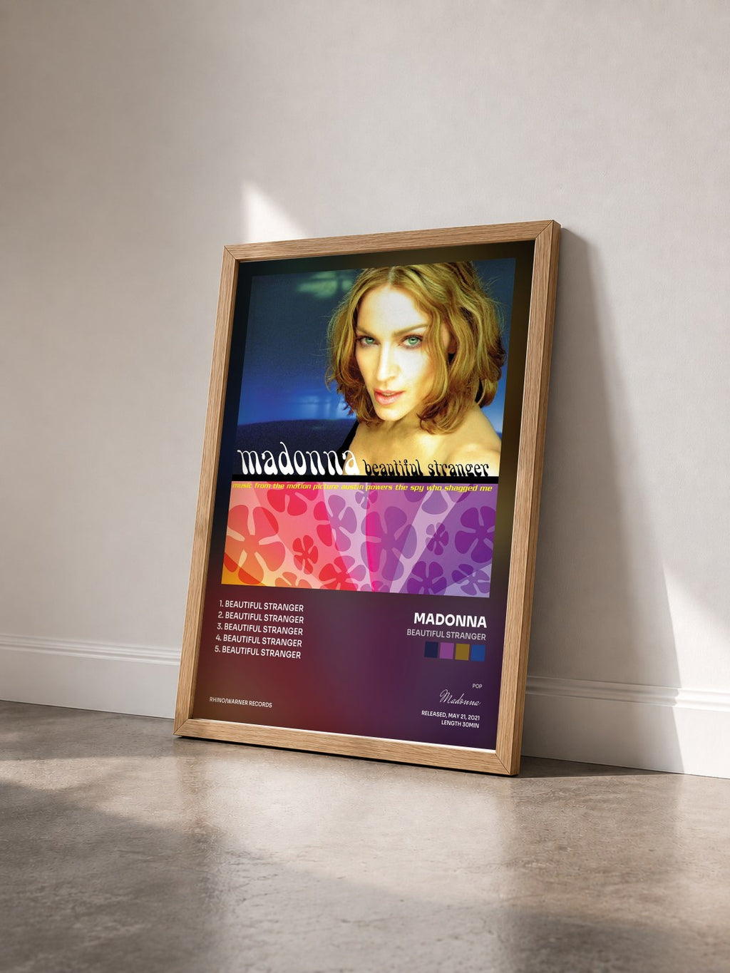 #bois Tableau de l'album Beautiful Stranger de Madonna vu de trois quarts, cadre en bois brut