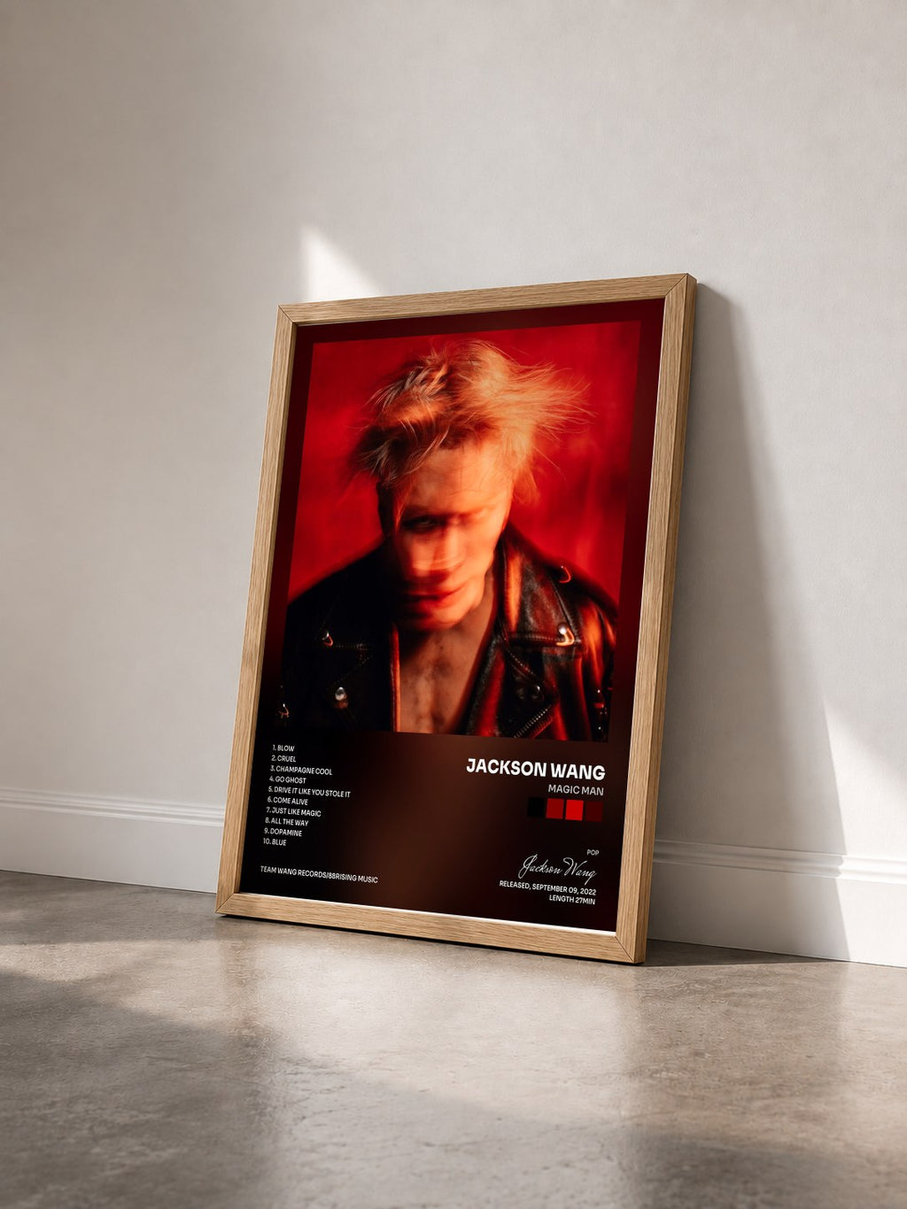 #bois Tableau de l'album MAGIC MAN de Jackson Wang vu de trois quarts, cadre en bois brut