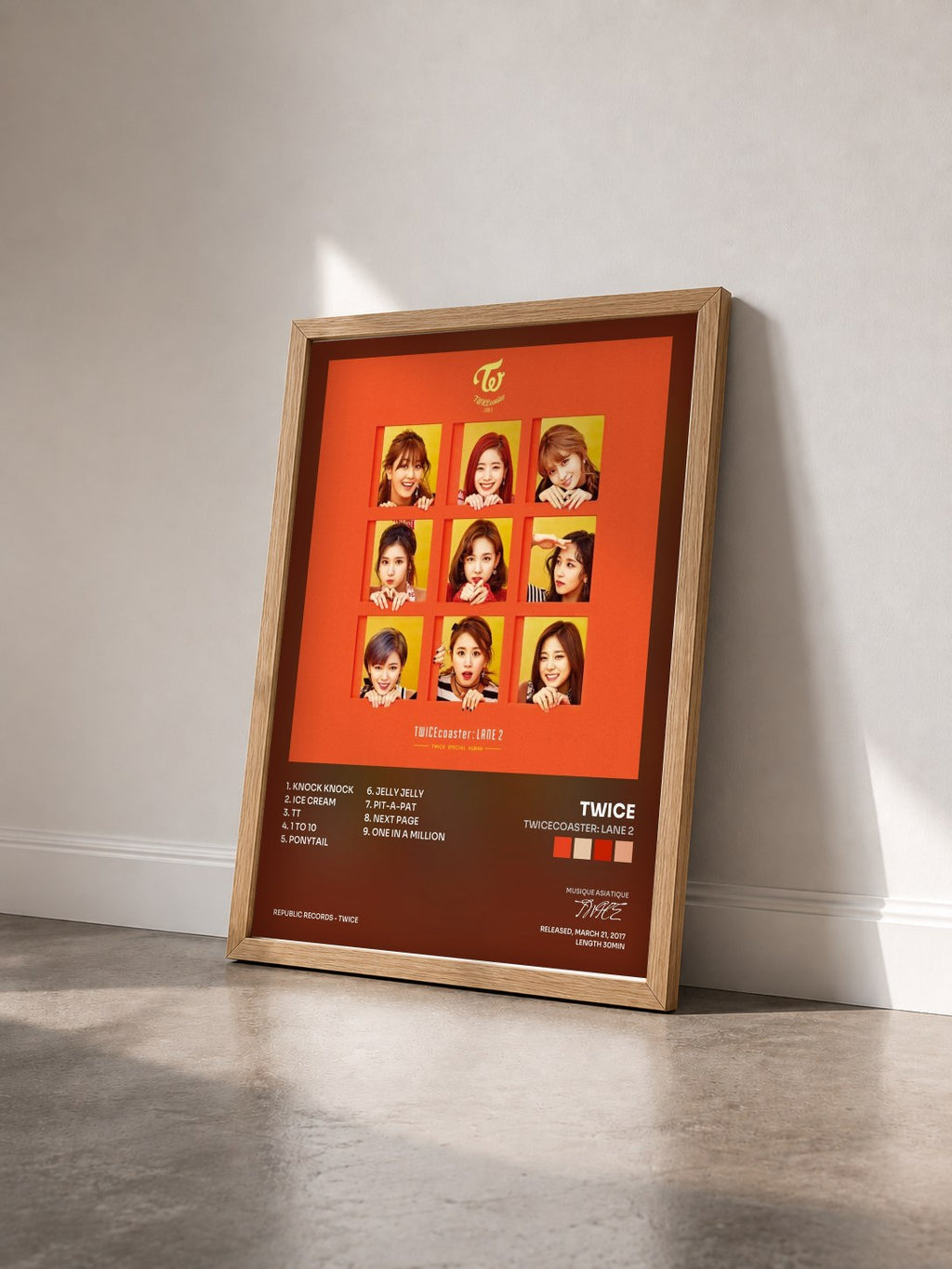 #bois Tableau de l'album Twicecoaster: Lane 2 de TWICE vu de trois quarts, cadre en bois brut