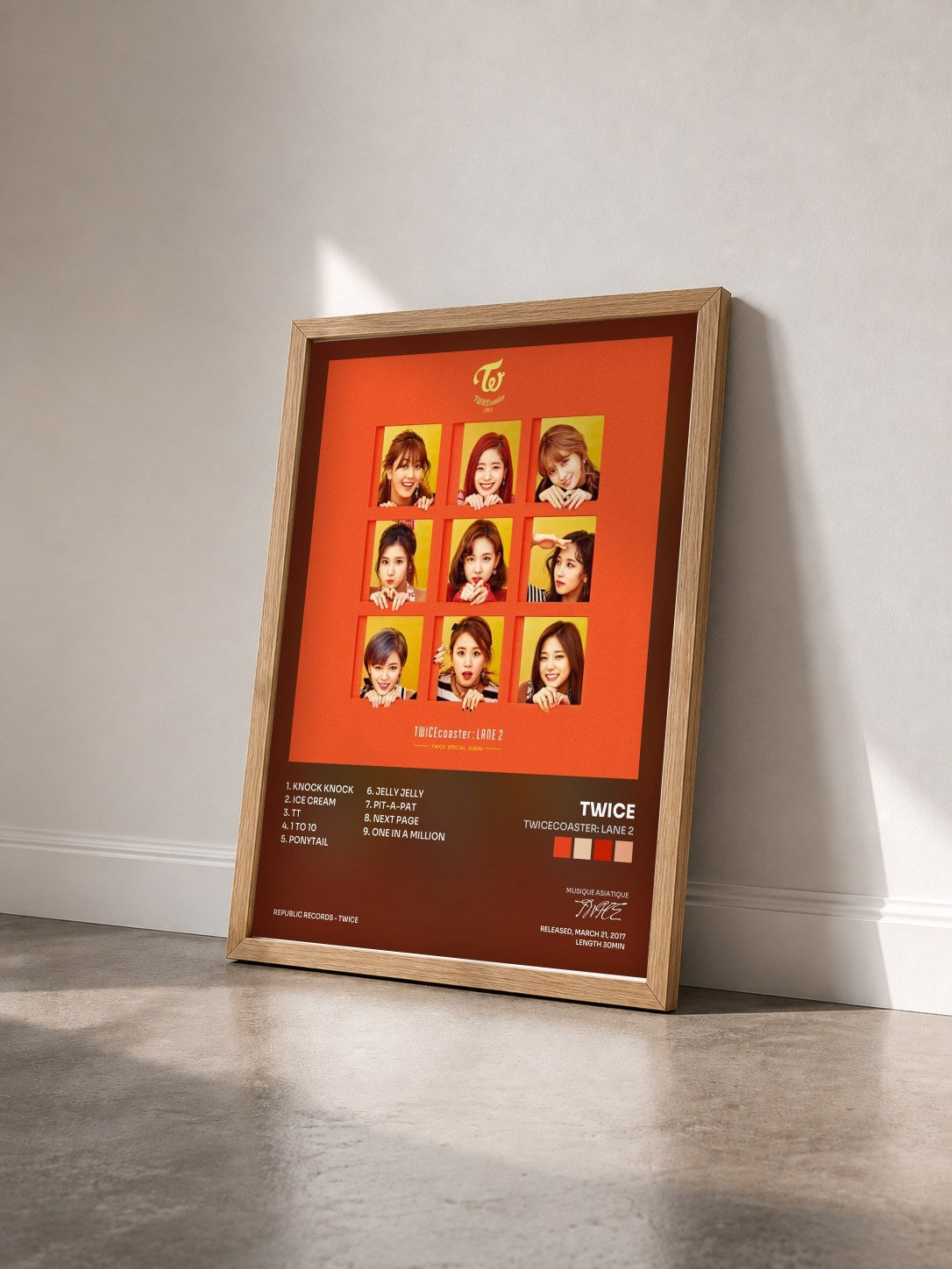 #bois Tableau de l'album Twicecoaster: Lane 2 de TWICE vu de trois quarts, cadre en bois brut
