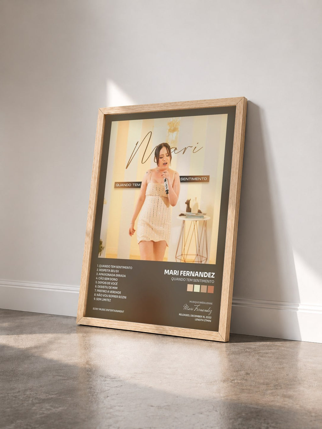 #bois Tableau de l'album Quando Tem Sentimento de Mari Fernandez vu de trois quarts, cadre en bois brut