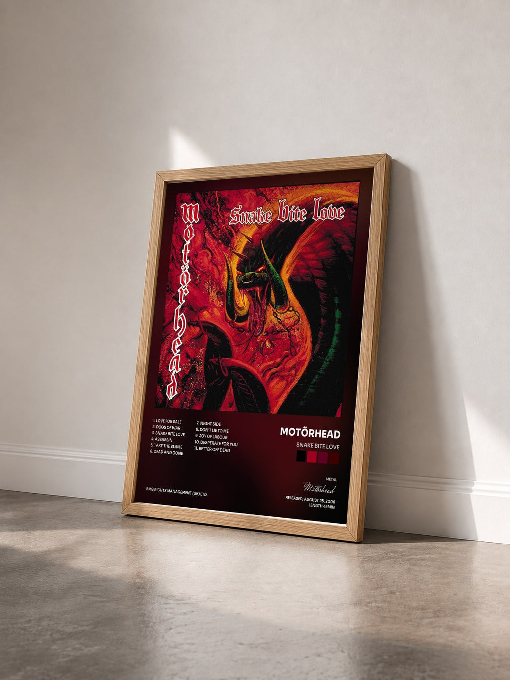 #bois Tableau de l'album Snake Bite Love de Motörhead vu de trois quarts, cadre en bois brut