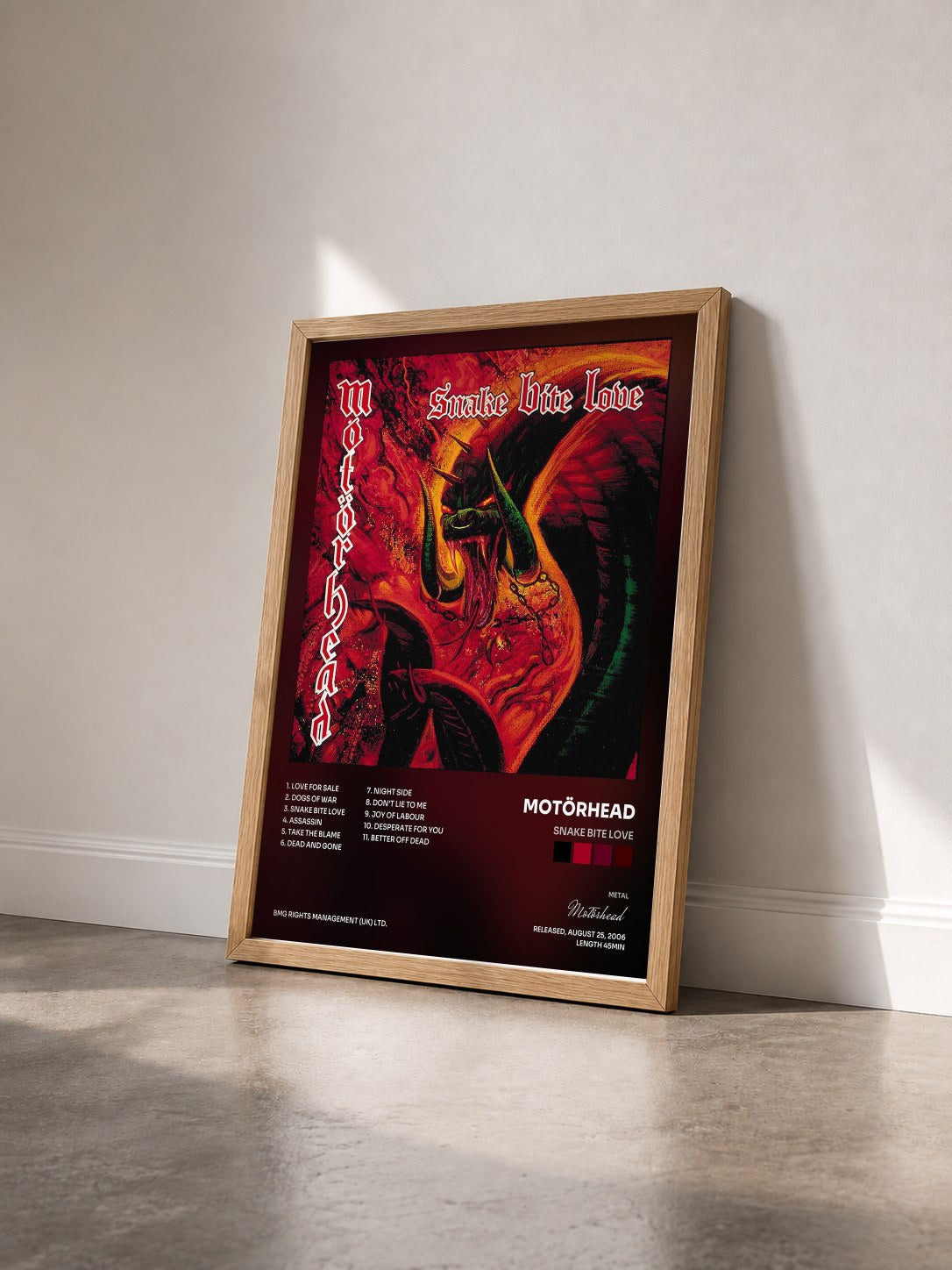 #bois Tableau de l'album Snake Bite Love de Motörhead vu de trois quarts, cadre en bois brut