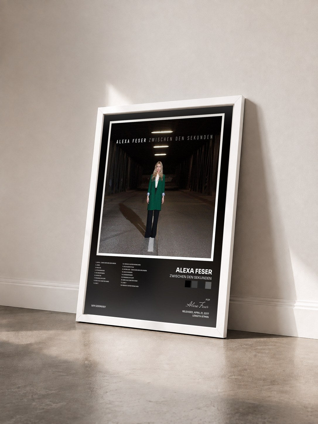 #blanc Tableau de l'album Zwischen den Sekunden de Alexa Feser vu de trois quarts, cadre blanc
