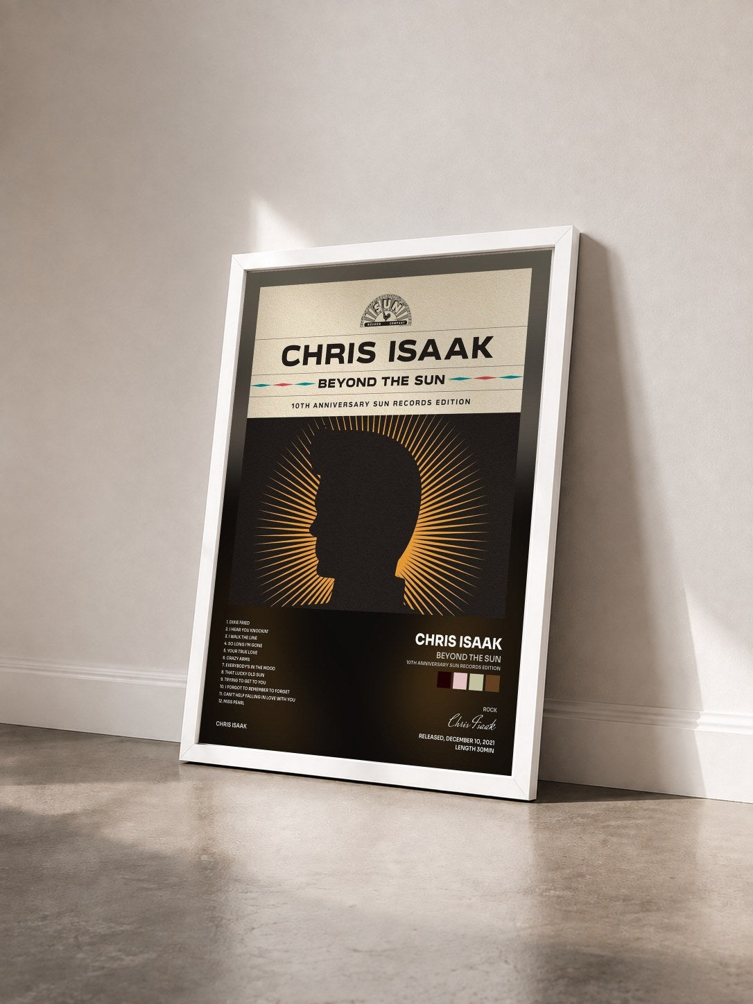 #blanc Tableau de l'album Beyond The Sun (10th Anniversary Sun Records Edition) de Chris Isaak vu de trois quarts, cadre blanc