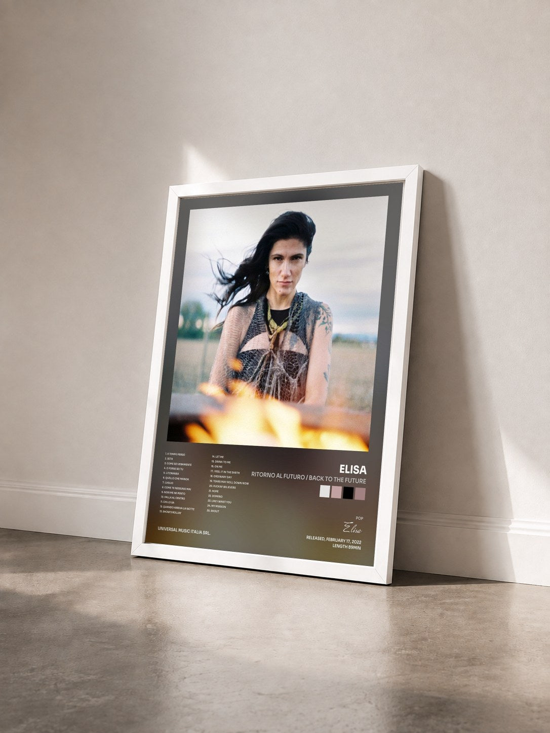 #blanc Tableau de l'album Ritorno Al Futuro / Back To The Future de Elisa vu de trois quarts, cadre blanc